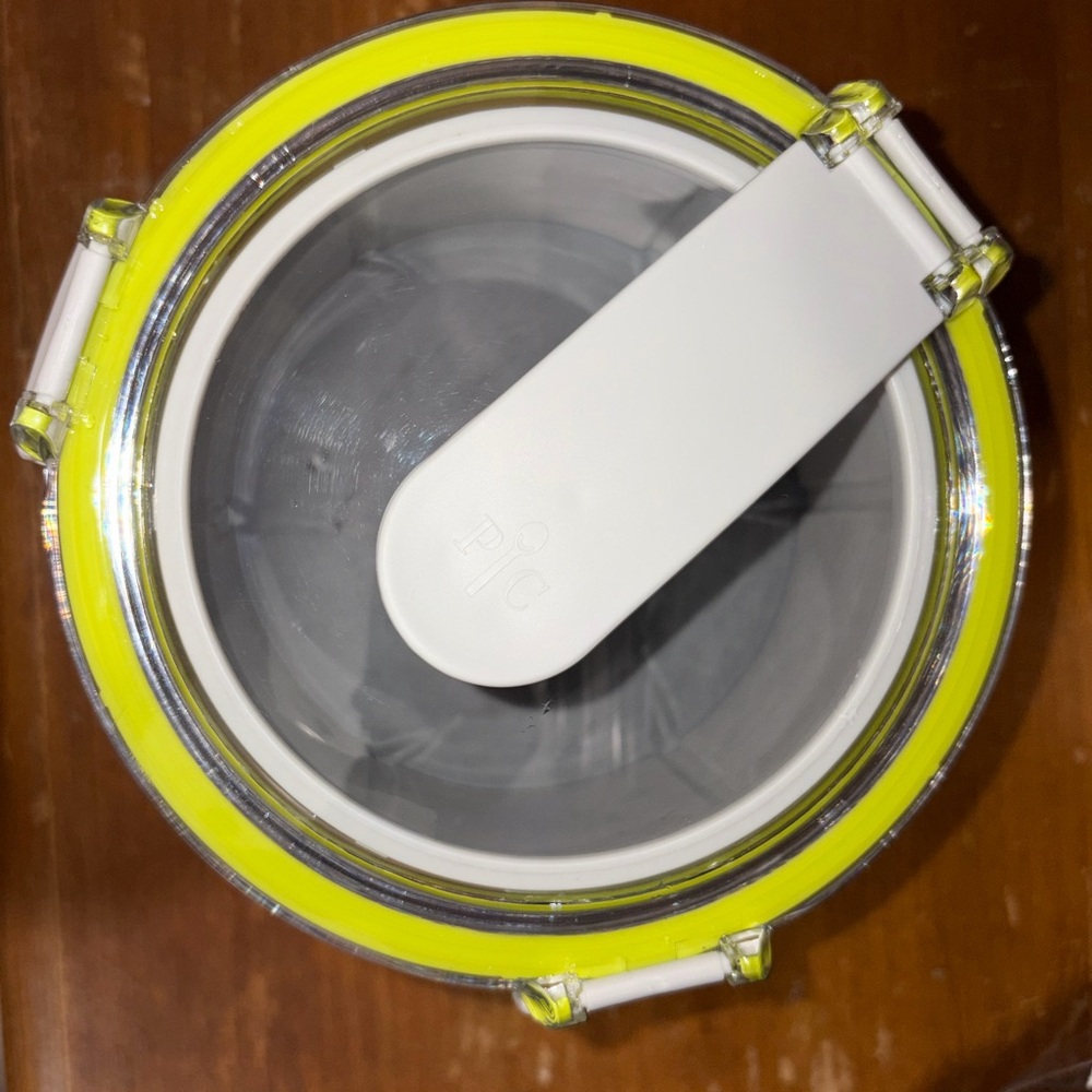 Pampered Che Avocado keeper